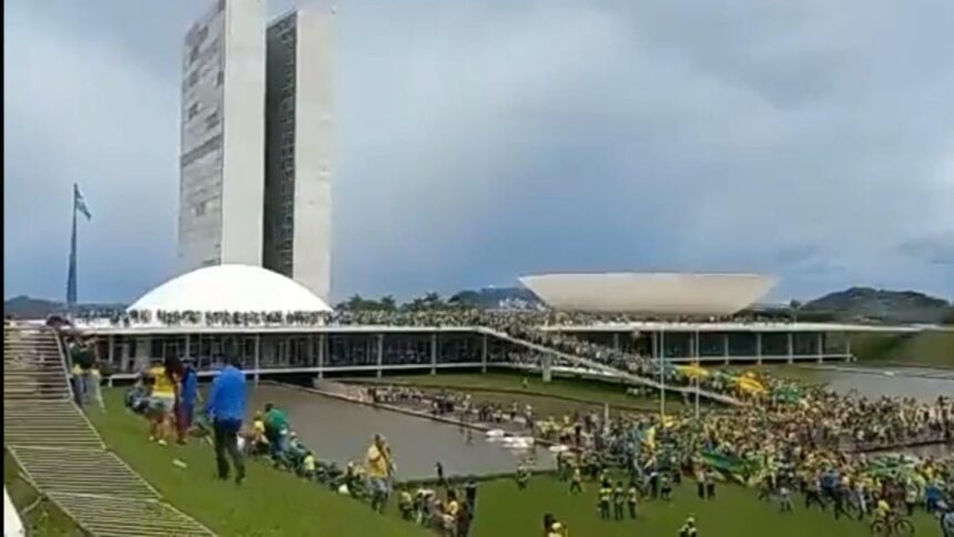 EN VIDEO | Seguidores de Bolsonaro tomán sede del congreso brasileño para exigir salida de Lula da Silva