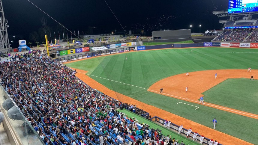 EN VIDEO | Falla eléctrica dejó a oscuras el estadio Monumental de Caracas previo al juego de Venezuela y Cuba