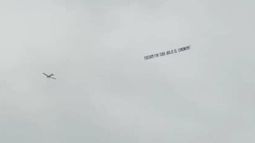 EN VIDEO | Avión sobrevoló el estadio del Clásico Mundial para mandar un mensaje al régimen cubano