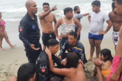 EN VIDEO | El heroico rescate de una persona que se ahogaba en una playa de Vargas