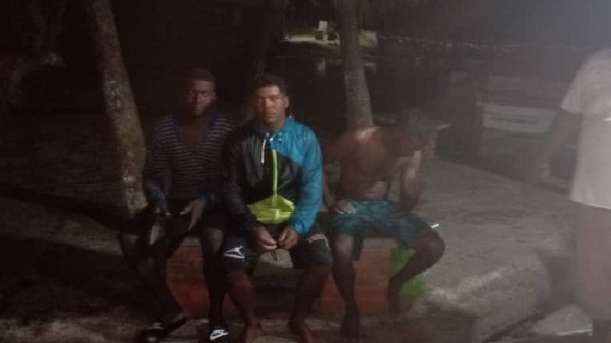 Rescatan con vida a los tres pescadores reportados como desaparecidos en Vargas