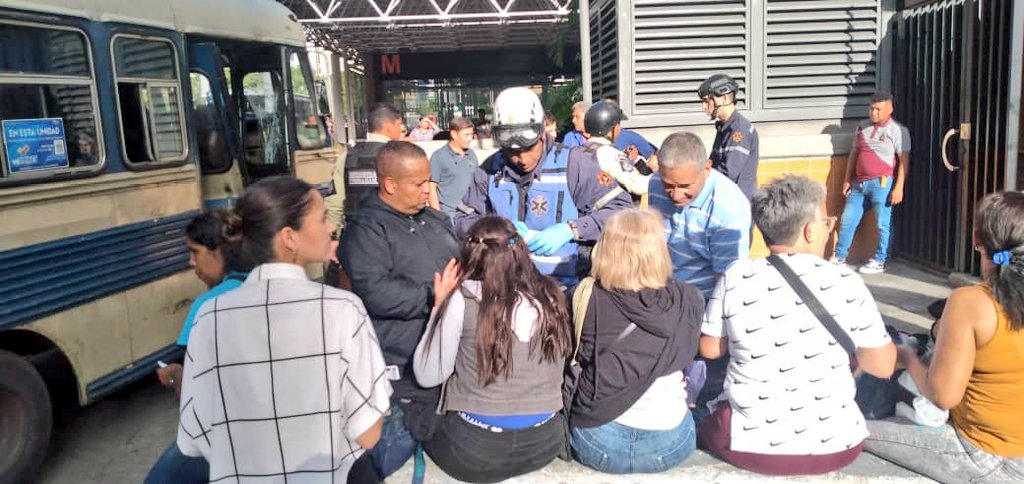 EN FOTOS: Autobús se quedó sin frenos y se estrelló por el Metro de Altamira, hubo 14 heridos