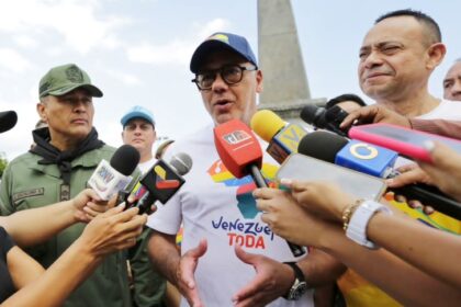 Jorge Rodríguez sobre el referéndum, dice que el 4D «el país amanecerá con 24 estados»