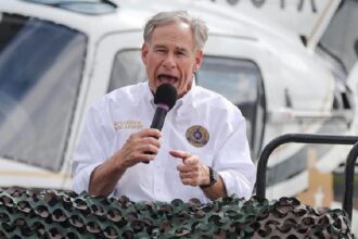 El gobernador de Texas (EEUU), Greg Abbott, ordenó el despliegue de más de 5.000 soldados de la Guardia Nacional y 2.000 policías estatales para apoyar a las autoridades locales en la gestión de las protestas contra las redadas migratorias del Servicio de Control de Inmigración y Aduanas (ICE, por sus siglas en inglés). 