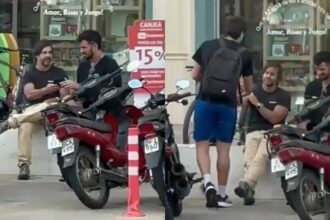 "Que lindo no deberle nada a nadie": Graban al presidente de Uruguay sentado en la calle sin escoltas