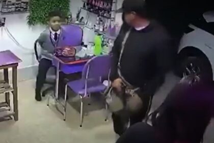 Al menos dos delincuentes dispararon para asaltar un salón de belleza, pero momentos antes un niño intentó pedir ayuda. Este nuevo atraco fue registrado por las cámaras de seguridad situadas en el interior del local, ubicado en el estado de Hidalgo (México).  