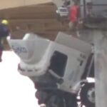 EN VIDEO: El espectacular rescate de la chofer de una gandola que quedó colgada del puente de una autopista en EEUU