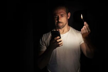 Los trucos que puedes usar para cargar la batería de tu celular cuando se va la luz