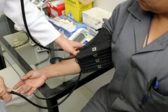 ¿Quiénes son los médicos autorizados en realizar el examen médico para la visa americana? Esta es una pregunta que se formulan muchos