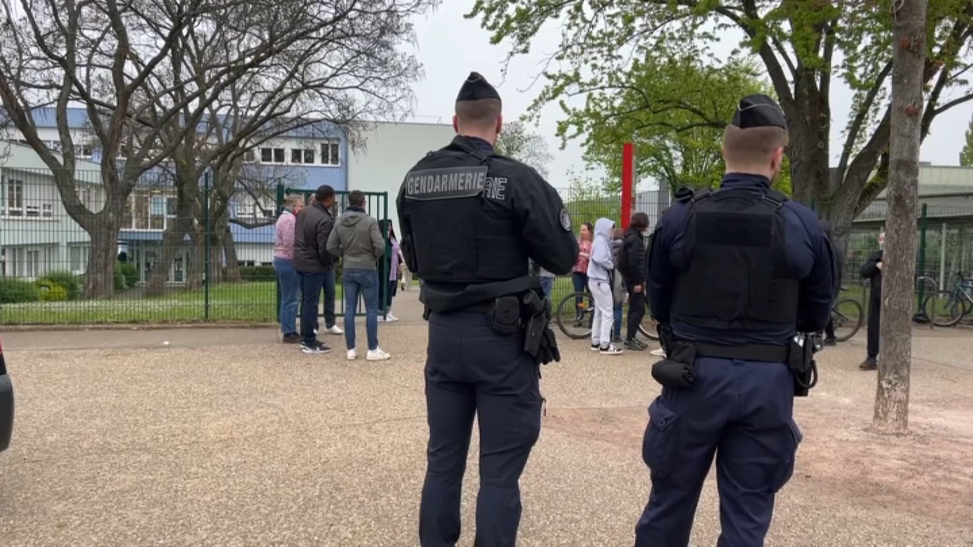 Horror en Francia: Niña de 12 años murió de infarto por estrés luego que dos alumnas fueron apuñaladas afuera de la escuela