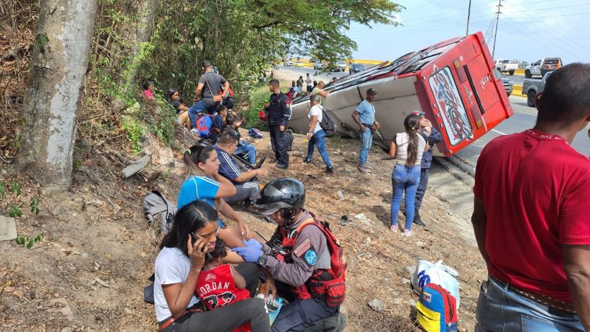 EN FOTOS: Autobús de pasajeros se volcó en la ARC y dejó al menos 15 heridos