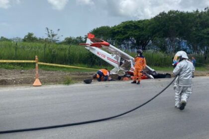 VIDEO: Avioneta cayó sobre un motorizado tras realizar aterrizaje de emergencia en Colombia