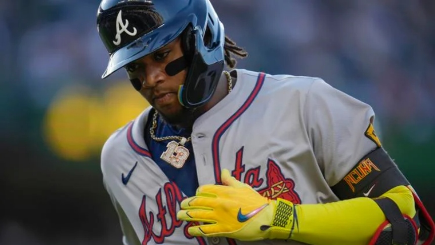 Ronald Acuña Jr., la estrella jardinero de los Bravos de Atlanta, declaró que se siente "genial" y casi completamente recuperado de su lesión en la rodilla izquierda.  