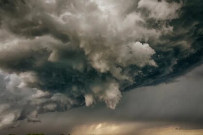 Un nuevo sistema de tormentas eléctricas y fuertes vientos amenaza el sureste de EEUU. Advirtieron, que en el inicio del fin de semana, los riesgos se intensifican para las áreas cercanas al corredor de la Interestatal 10.  