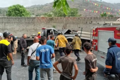 Al menos un fallecido tras choque de grúa con unos carros que hacían cola para echar gasolina en Mampote