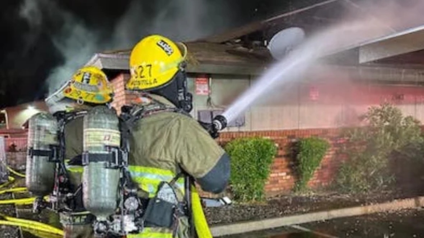 Un devastador incendio arrasó con un refugio para migrantes ubicado junto a una iglesia en Phoenix, en Arizona (EEUU), en la madrugada de este lunes, 26 de agosto. 