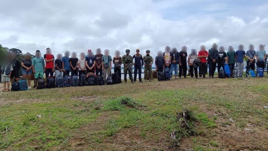 28 migrantes irregulares fueron detenidos por la Armada de Colombia y serán deportados, entre ellos dos venezolanos