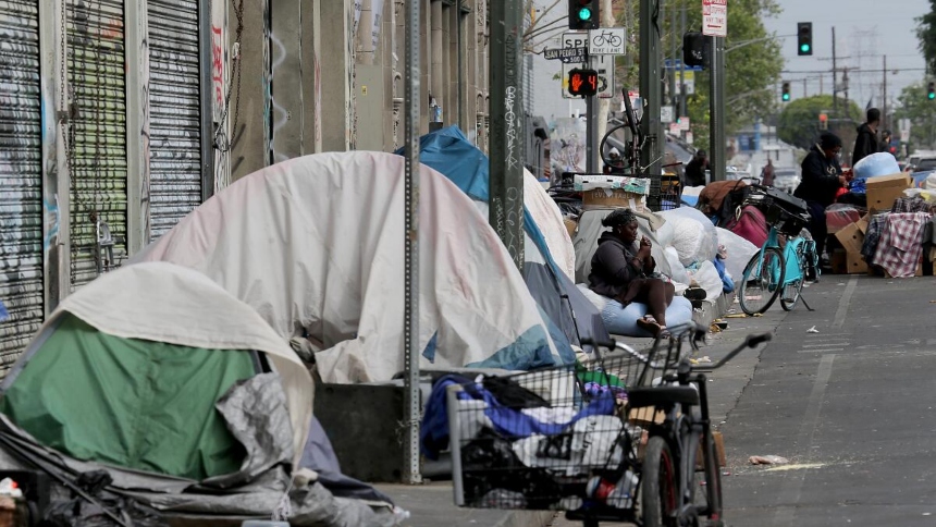 En el corazón de Los Ángeles (EEUU), Skid Row se ha convertido en un símbolo de la crisis de indigencia que afecta a la ciudad, cuya mitad de personas sin hogar son latinos.