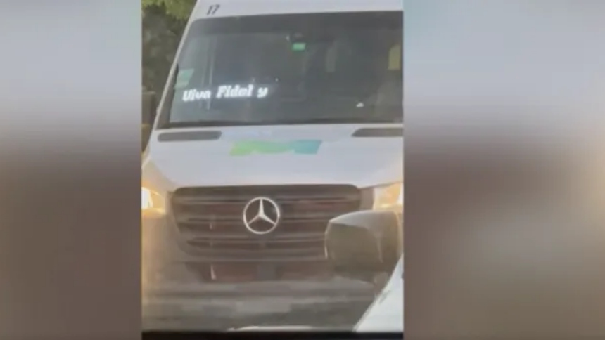 La aparición de un polémico mensaje enalteciendo a Fidel y Raúl Castro en un autobús público de Miami-Dade desató una ola de indignación y debate en una ciudad conocida por su gran comunidad de exiliados cubanos.  