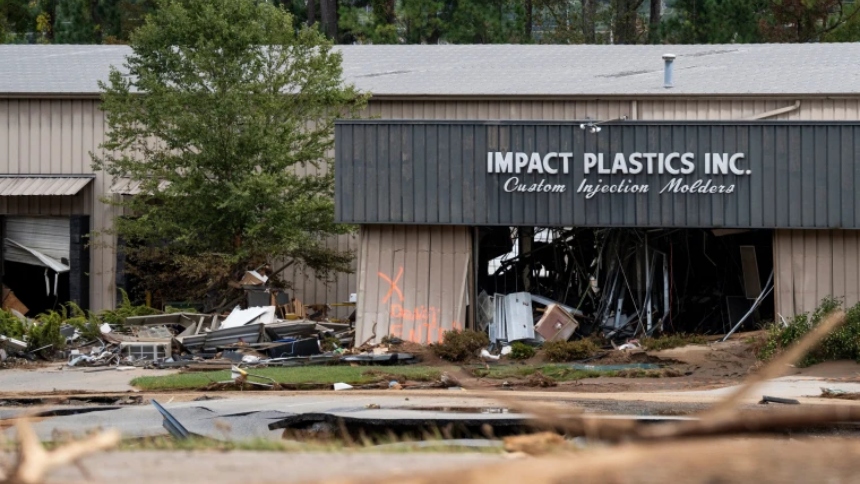 El huracán Helene dejó una estela de destrucción y tragedia en su paso por el sureste de Estados Unidos, afectando gravemente a la comunidad latina en Tennessee (EEUU). En particular, la fábrica Impact Plastics en el condado de Unicoi se convirtió en el epicentro de una tragedia cuando varios trabajadores latinos quedaron atrapados durante la tormenta. 