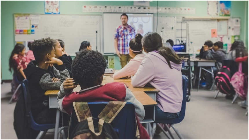 En EEUU, la educación pública es un derecho fundamental garantizado a todos los niños, independientemente de su estatus migratorio. Sin embargo, recientes políticas y decisiones en algunos distritos escolares han generado preocupación entre los activistas.  