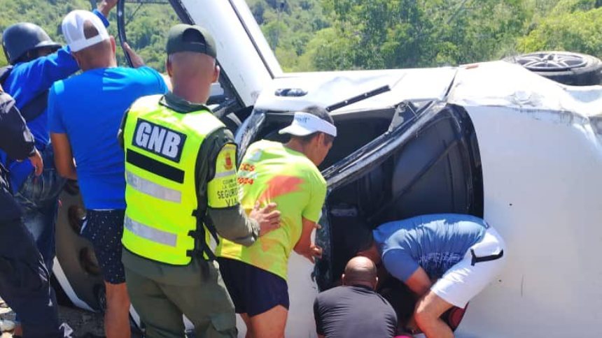 Carro colisionó, saltó la isla y quedó del lado contrario de la vía en la autopista Caracas-La Guaira