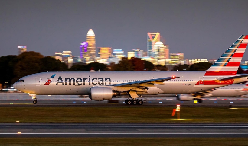 En plena víspera de Navidad un "problema tecnológico" interrumpió brevemente los vuelos de American Airlines en todo el país la madrugada de este martes, 24 de diciembre, según dijo la aerolínea.  