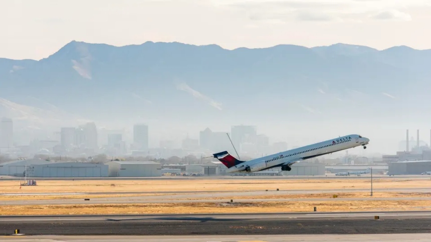 Este martes, una mujer 'polizona' logró eludir múltiples controles de seguridad en el Aeropuerto Internacional John F. Kennedy (JFK) de Nueva York y abordó un vuelo de Delta Airlines con destino a París (Francia) sin tener un boleto. 