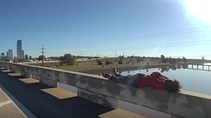 Un video capturó el momento en que un oficial de policía de la ciudad de Oklahoma y un buen samaritano salvaron a un hombre que estaba durmiendo en la barandilla de un puente antes de que cayera al agua. 