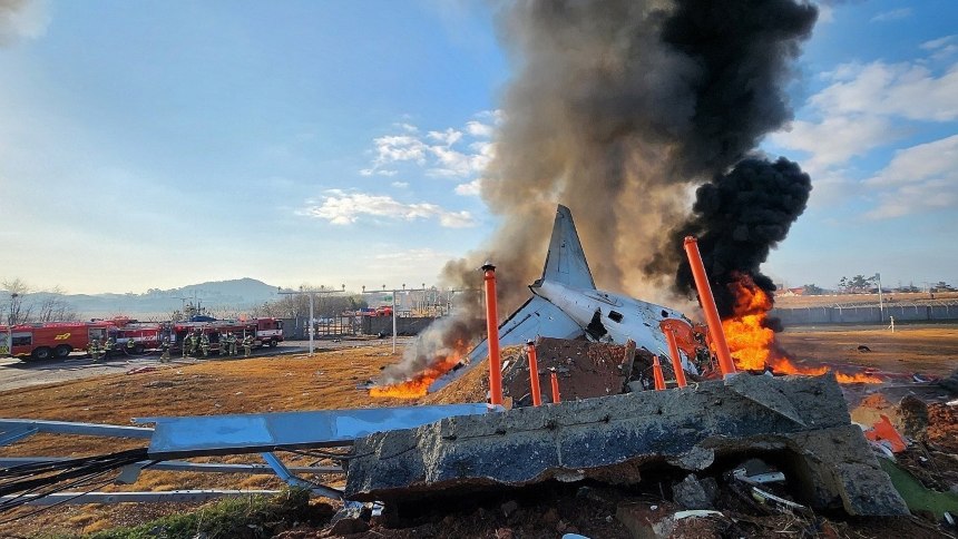 El impactante momento en que un avión trata de aterrizar de emergencia sale de la pista y termina explotando, hubo 179 muertos