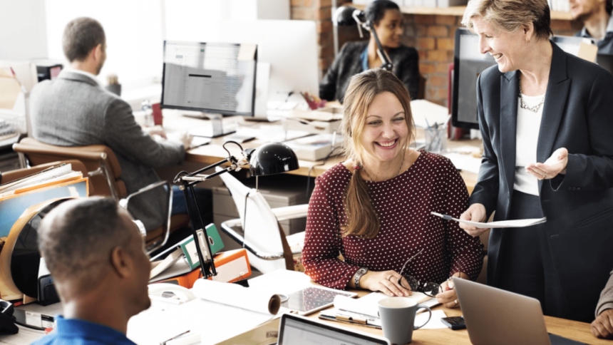 Diversas profesiones en EEUU ofrecen salarios competitivos sin requerir una licenciatura, enfocándose en habilidades prácticas, experiencia y formación especializada.  