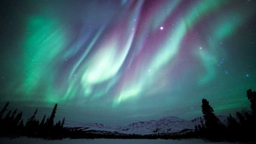 El fenómeno natural de las auroras boreales, conocido por sus deslumbrantes destellos de colores en el cielo nocturno, se puede observar en varias regiones de EEUU en los próximos días. 