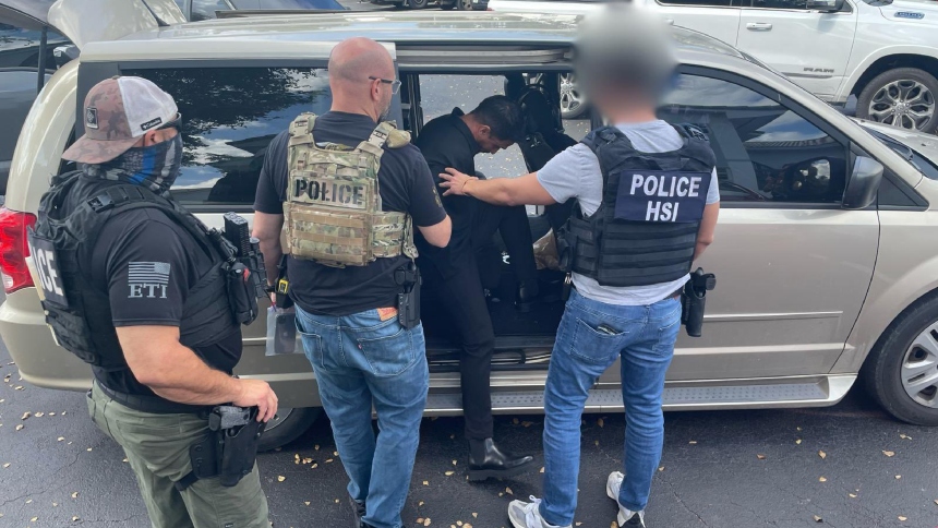 Un supuesto ciudadano venezolano resultó arrestado recientemente, en Miami, en medio de operativo encabezado por agentes de la Oficina de Seguridad Nacional (HSI, por sus siglas en inglés) y del Servicio de Inmigración y Control de Aduanas (ICE, por siglas en inglés).  