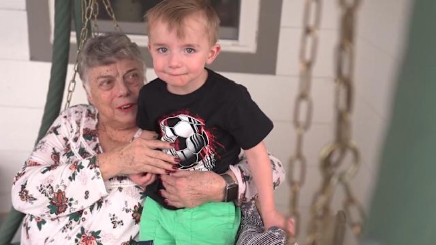 En un acto de valentía que ha conmovido a todos, un niño de tan solo tres años logró salvar la vida de su bisabuela tras enfrentar y superar su mayor temor: la oscuridad. 