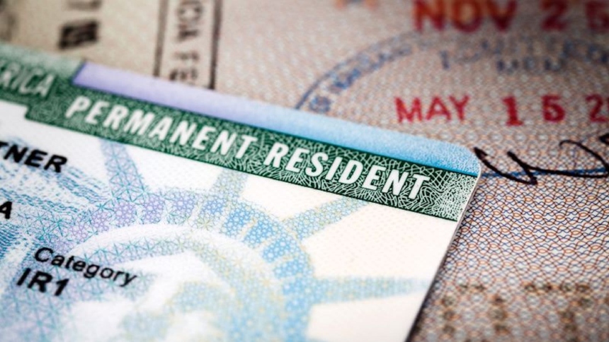 La tarjeta verde o 'green card', oficialmente conocida como la Tarjeta de Residente Permanente, otorga a los migrantes el derecho de vivir y trabajar en los EEUU de manera indefinida.  