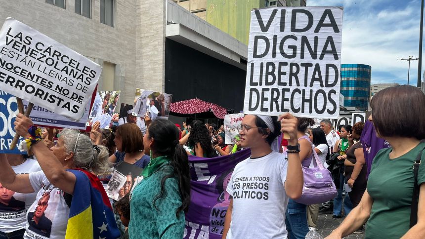 VIDEO: Denuncian hostigamiento y vigilancia durante marcha del Día de la Mujer en Caracas este 8Mar