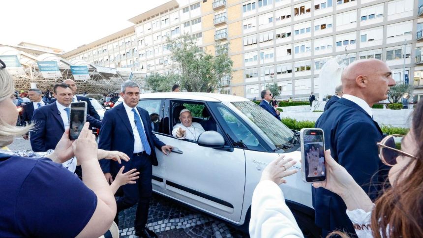 EN VIDEO: El momento en que el papa Francisco deja el hospital tras ser dado de alta este 23Mar