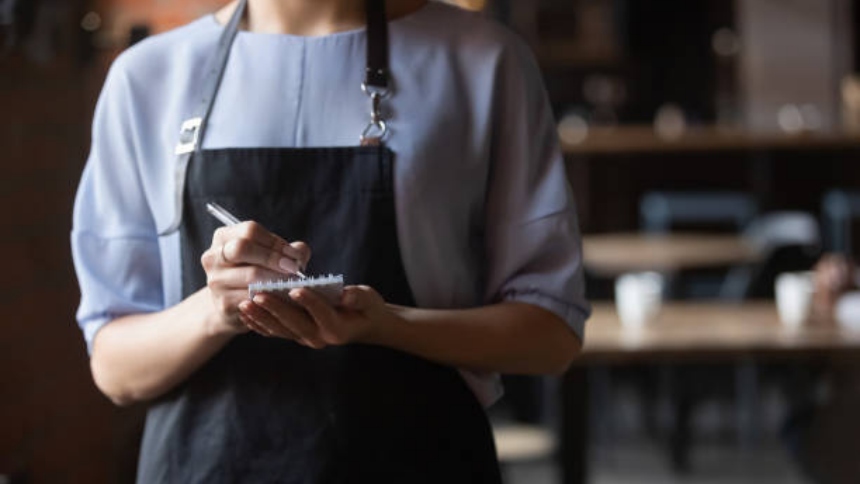 Una mujer en Ohio (EEUU) perdió su empleo, después de dejar un mensaje discriminatorio, en contra de un mesero de un restaurante mexicano.