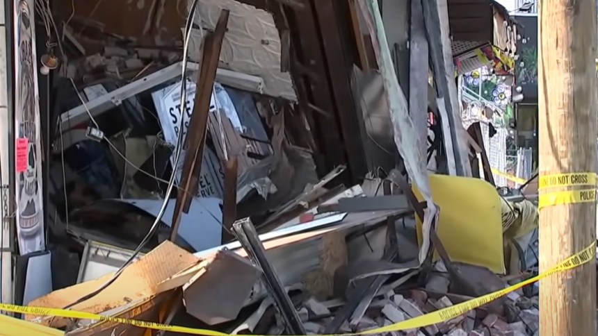 Un devastador accidente sacudió la ciudad de Waterbury, en Connecticut (EEUU), cuando un carro se estrelló contra un edificio comercial, dejando un saldo de cuatro fallecidos. 