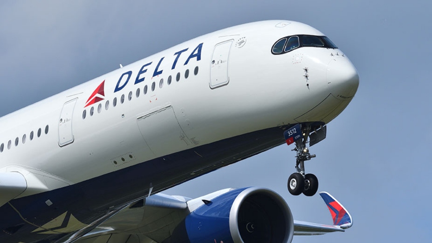 Lo que comenzó como un día de caos postvacacional, terminó convirtiéndose en una historia digna de envidia para un pasajero de Delta Airlines, quien recibió $3.000.  
