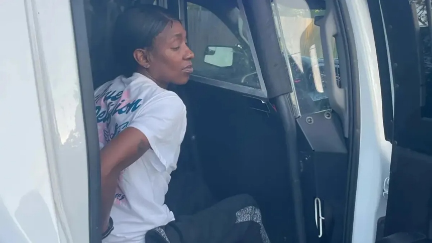 Una mujer identificada como Latrance Battle, de 52 años, terminó arrestada tras hacerse pasar por agente del Servicio de Inmigración y Control de Aduanas (ICE, por sus siglas en inglés) en Florida (EEUU).  