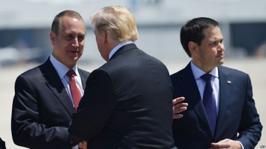 Una polémica valla publicitaria ha captado la atención de los residentes de Miami (EEUU), mostrando los rostros del secretario de Estado, Marco Rubio y a los representantes estadounidenses María Elvira Salazar, Carlos Giménez y Mario Díaz-Balart junto a la palabra "traidores".
