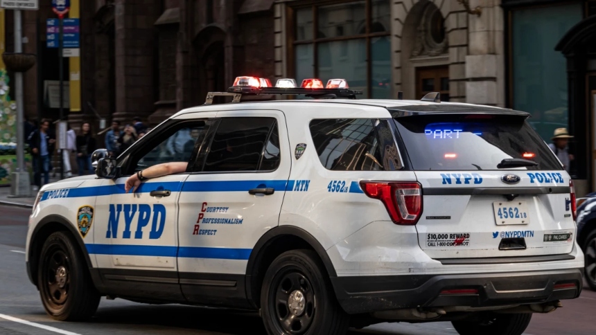Un impactante y brutal ataque que se registró en pleno Midtown, Nueva York (EEUU), ha dejado a todo el país conmocionado. Un hombre, descrito por las autoridades como un "maníaco", apuñaló repetidamente a un peatón en la cabeza antes de robarle solo 10 dólares.  