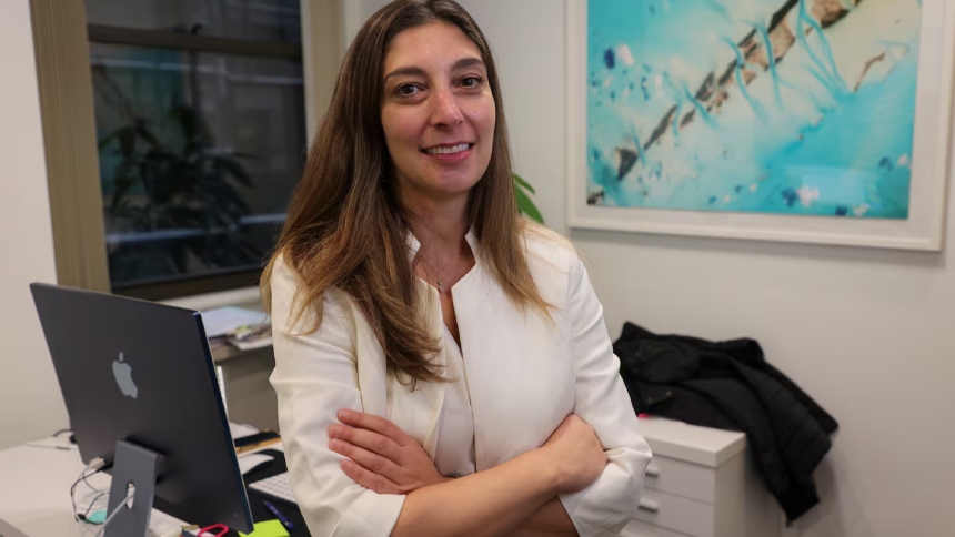 Nicole Micheroni, una abogada de inmigración y ciudadana estadounidense nacida en Newton, Massachusetts (EEUU), se encontró en el centro de una controversia tras recibir un correo electrónico del Departamento de Seguridad Nacional (DHS, por sus siglas en inglés) que le ordenaba abandonar el país en un plazo de siete días.  