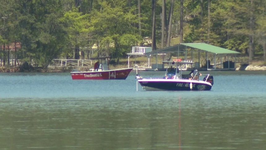 Un trágico accidente en el lago Smith, ubicado en el condado de Cullman, Alabama (EEUU), dejó como saldo tres personas fallecidas y varias heridas tras la colisión de dos barcos.  