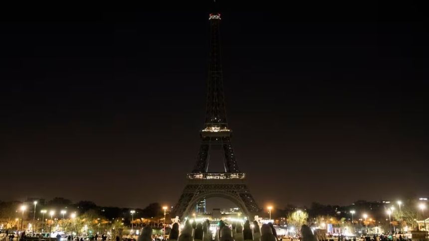 La Torre Eiffel se unió al luto por el papa Francisco