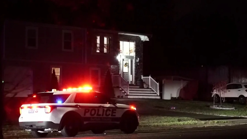 Un estremecedor caso de violencia familiar en Selden, Long Island, ha conmocionado a todo los Estados Unidos, luego de que se informara que un adolescente de 15 años fue acusado de asesinato y tentativa de homicidio tras apuñalar a su abuela más de 35 veces y atacar a su madre durante una discusión relacionada con su laptop.  