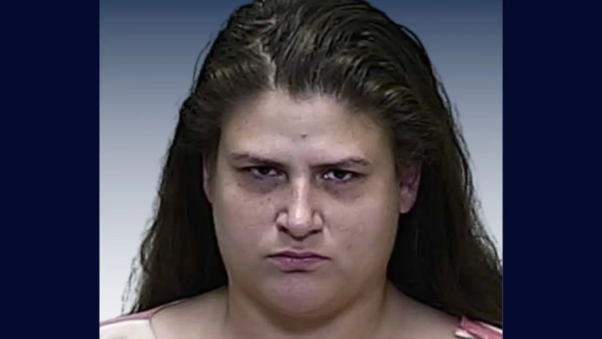 Christina Anne Adams, una mujer de 33 años residente en Florida (EEUU), terminó sentenciada a dos cadenas perpetuas consecutivas tras ser declarada culpable del asesinato de su padre, Richard Langer, y del intento de asesinato de su madre, Sally Langer.  