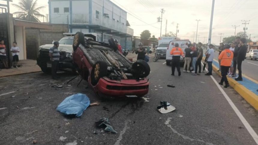 VIDEO: Una adolescente fallecida y dos heridos dejó el aparatoso choque de un carro con un camión estacionado