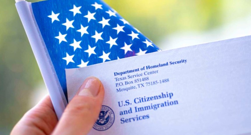 El Gobierno de Estados Unidos aplicará desde este jueves, 16 de octubre, una tarifa de 1.000 dólares a los extranjeros que reciban un permiso de permanencia temporal bajo el programa de ‘parole’ humanitario.